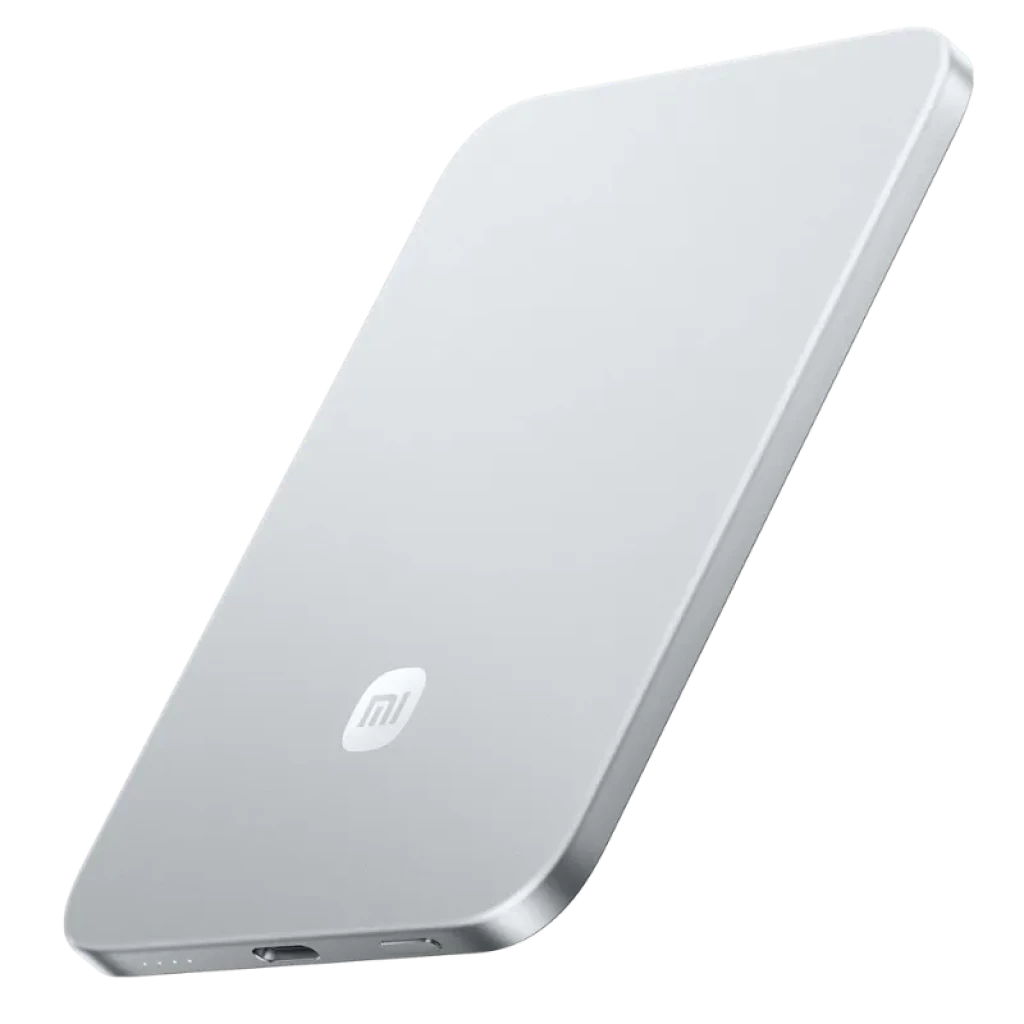 Power bank magnética ultradelgada en plata, 5000 mAh y carga inalámbrica 15W. Diseño minimalista con bordes redondeados y puerto USB-C inferior.