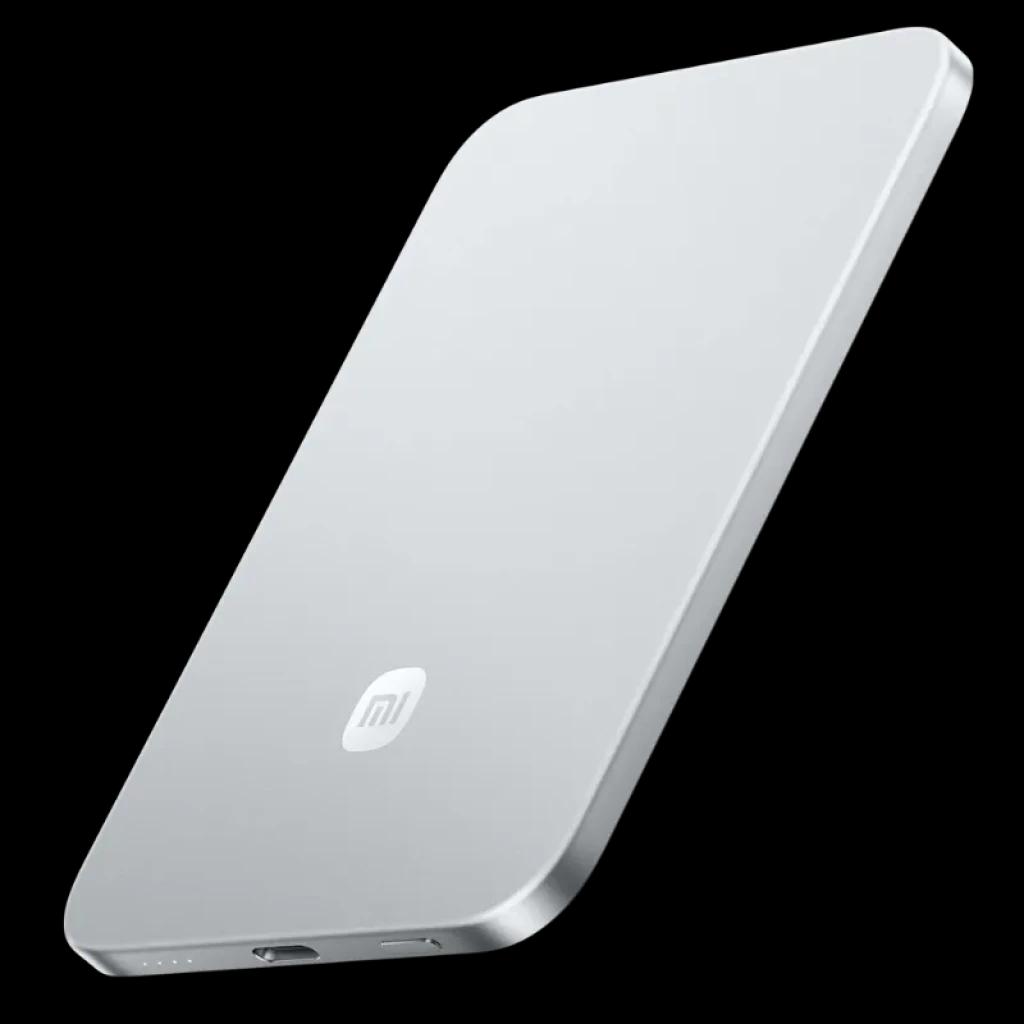Power bank magnética ultradelgada en plata, 5000 mAh y carga inalámbrica 15W. Diseño minimalista con bordes redondeados y puerto USB-C inferior.