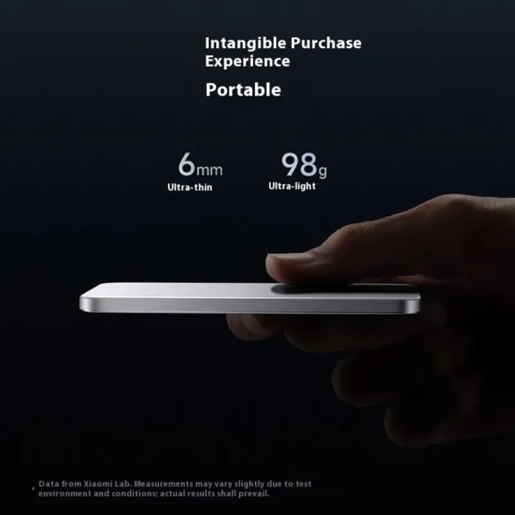 Power bank magnético ultrafino de 6 mm en color plata, 98 g, acabado minimalista y bordes redondeados; compacto y ligero para carga portátil 15 W, 5000 mAh