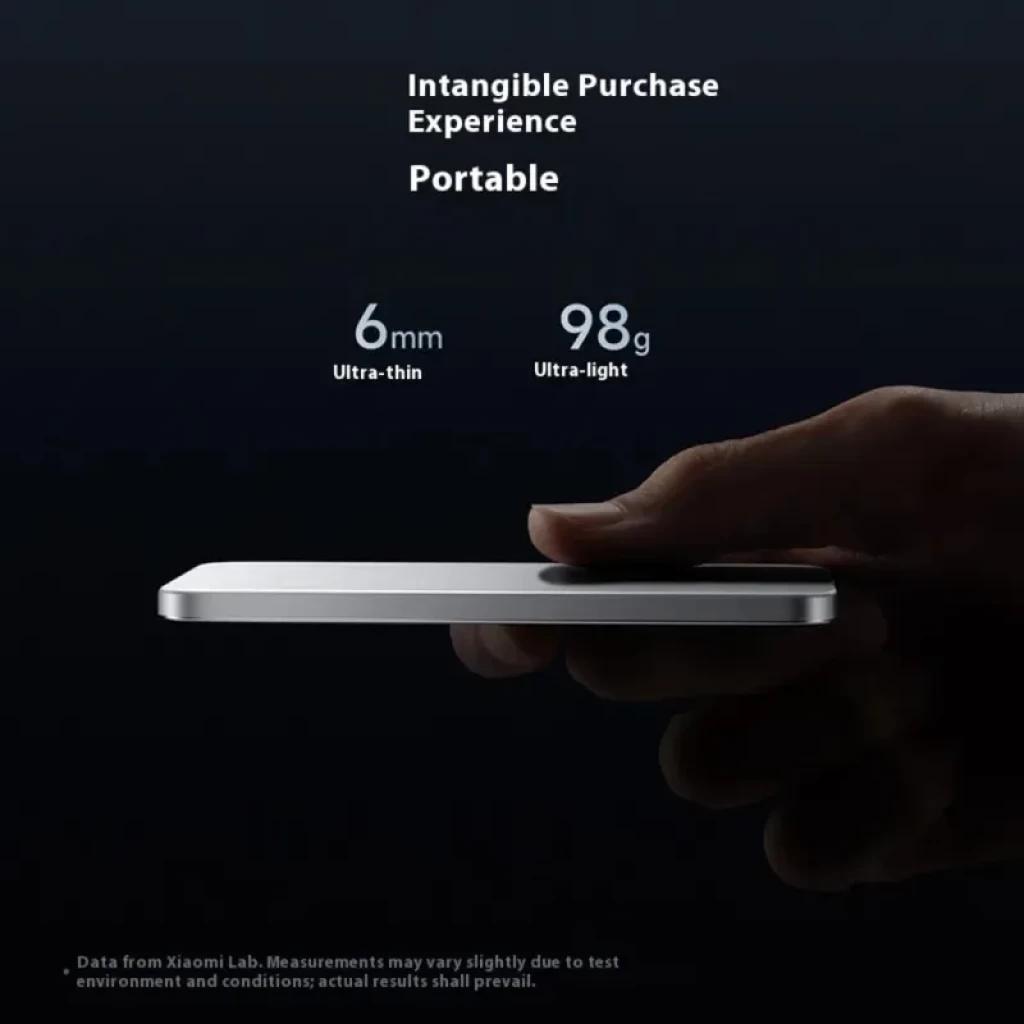 Power bank magnético ultrafino de 6 mm en color plata, 98 g, acabado minimalista y bordes redondeados; compacto y ligero para carga portátil 15 W, 5000 mAh