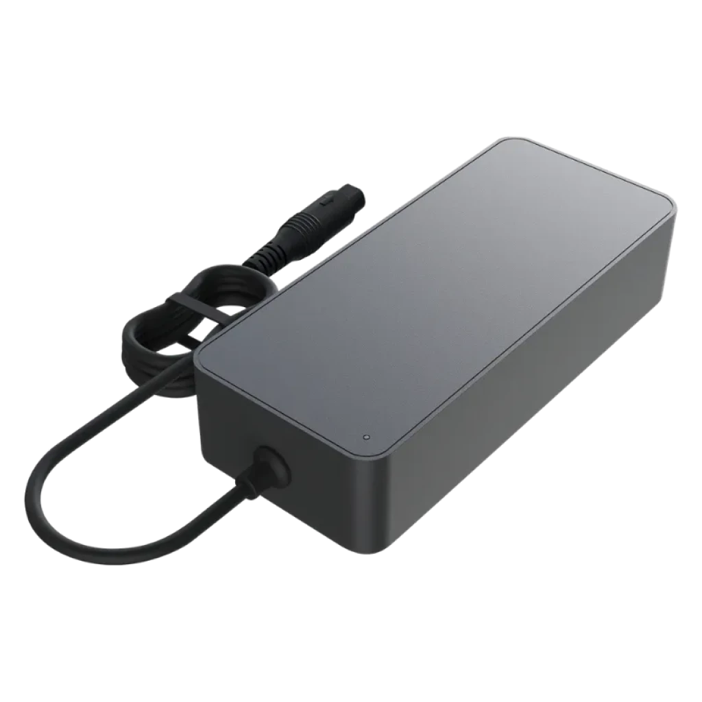 Carregador retangular cinza escuro com cabo destacável e conector cilíndrico; design compacto e minimalista para Xiaomi Electric Scooter Fast Charger 2 268W