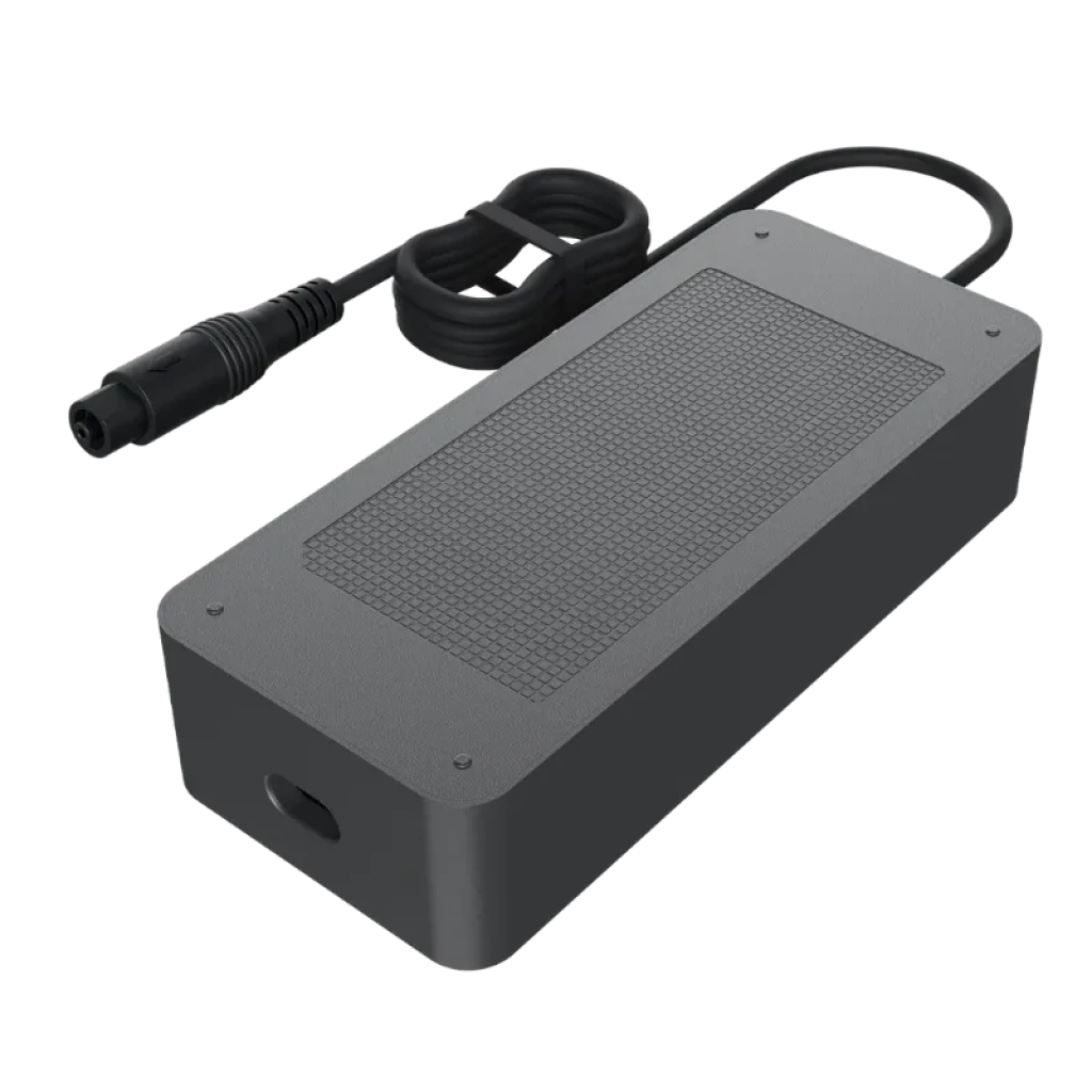 Carregador Xiaomi Electric Scooter Fast Charger 2 de 268W em cinza, corpo retangular com grelha superior texturizada, cabo preto grosso com conector cilíndrico