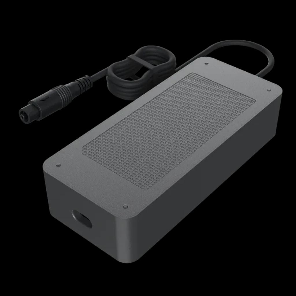 Carregador Xiaomi Electric Scooter Fast Charger 2 de 268W em cinza, corpo retangular com grelha superior texturizada, cabo preto grosso com conector cilíndrico