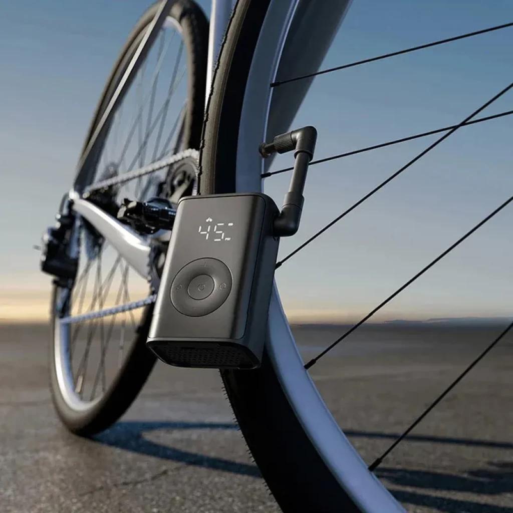 Mijia Compact Portable Electric Air Compressor con linterna, batería 2000 mAh, pantalla LED 45 psi, diseño portátil inflando llanta de bicicleta