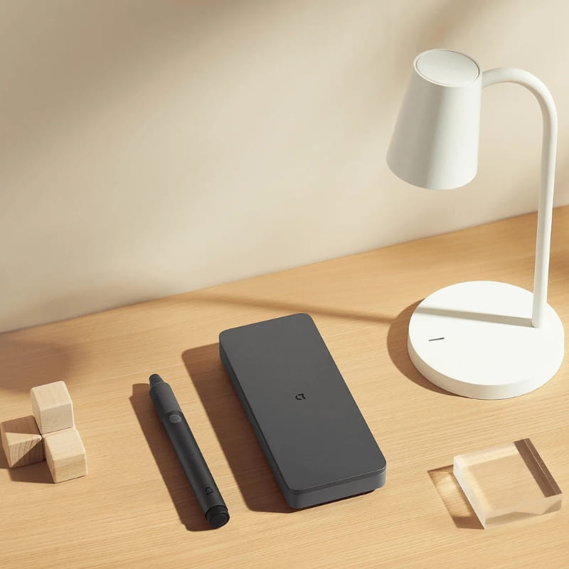 Xiaomi Mijia Rotary Tool Kit com caneta rotativa preta e estojo minimalista cinza sobre mesa de madeira, design compacto e elegante para bricolagem