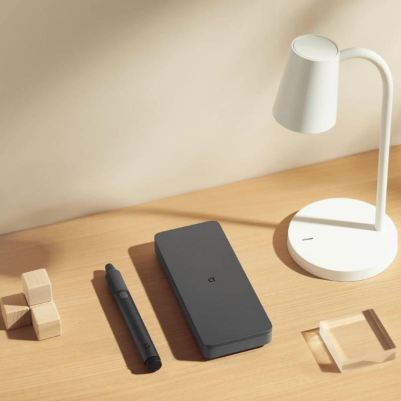 Xiaomi Mijia Rotary Tool Kit com caneta rotativa preta e estojo minimalista cinza sobre mesa de madeira, design compacto e elegante para bricolagem