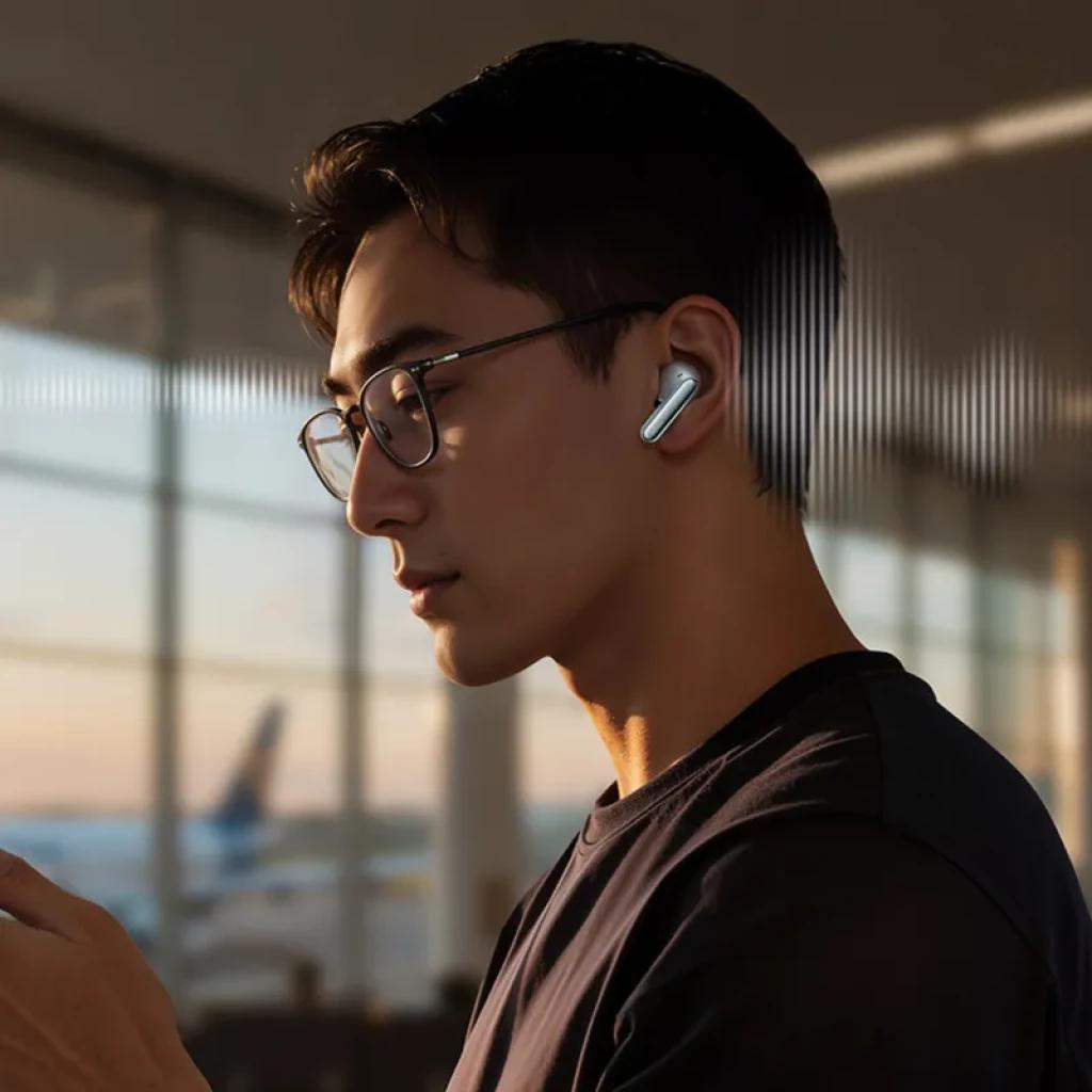 Xiaomi Redmi Buds 8 Pro ANC Negro en uso: auricular inalámbrico negro con vástago metálico brillante, ajuste intraaural y diseño elegante para cancelación