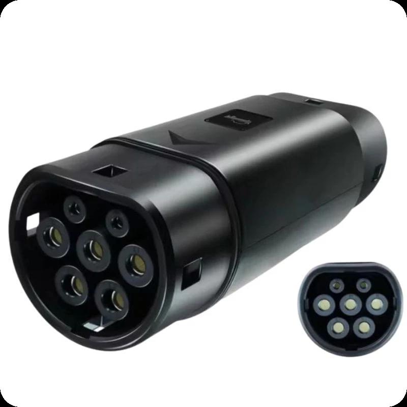 Adaptador EV GBT a Tipo 2  negro, diseño cilíndrico robusto, conector de 7 pines visible y tapa protectora, ideal para carga de coche eléctrico