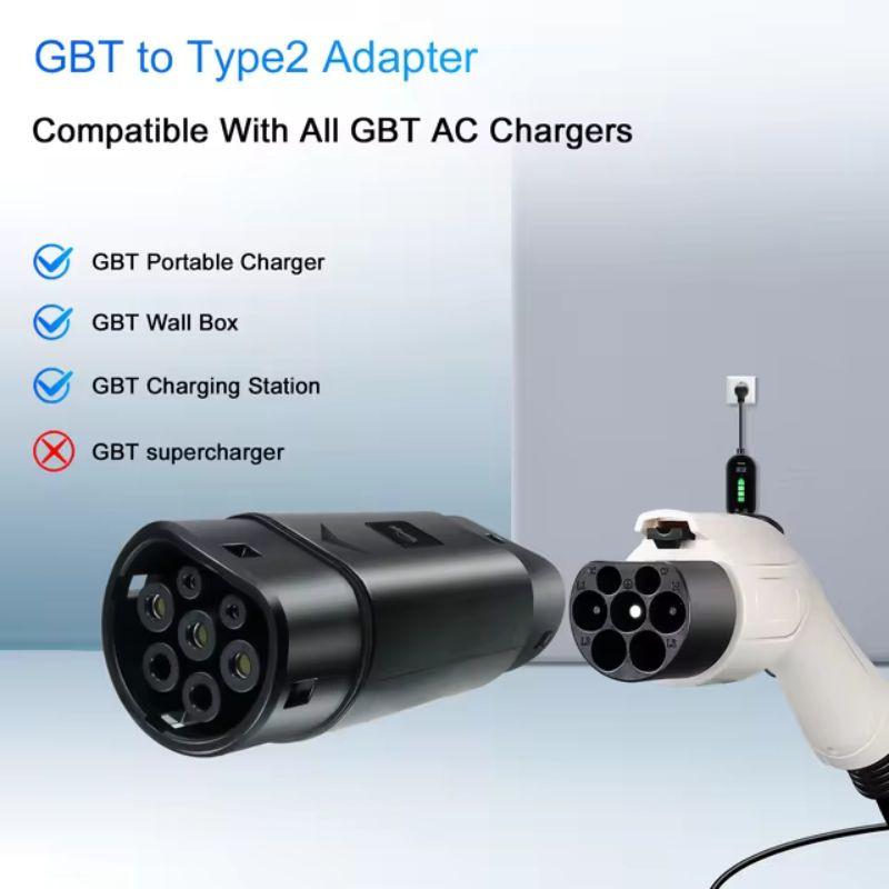 Adaptador EV GBT a Tipo 2 negro, cuerpo compacto y robusto, conector circular multipuerto y carcasa mate; compatible con cargadores GBT AC y estaciones wallbox