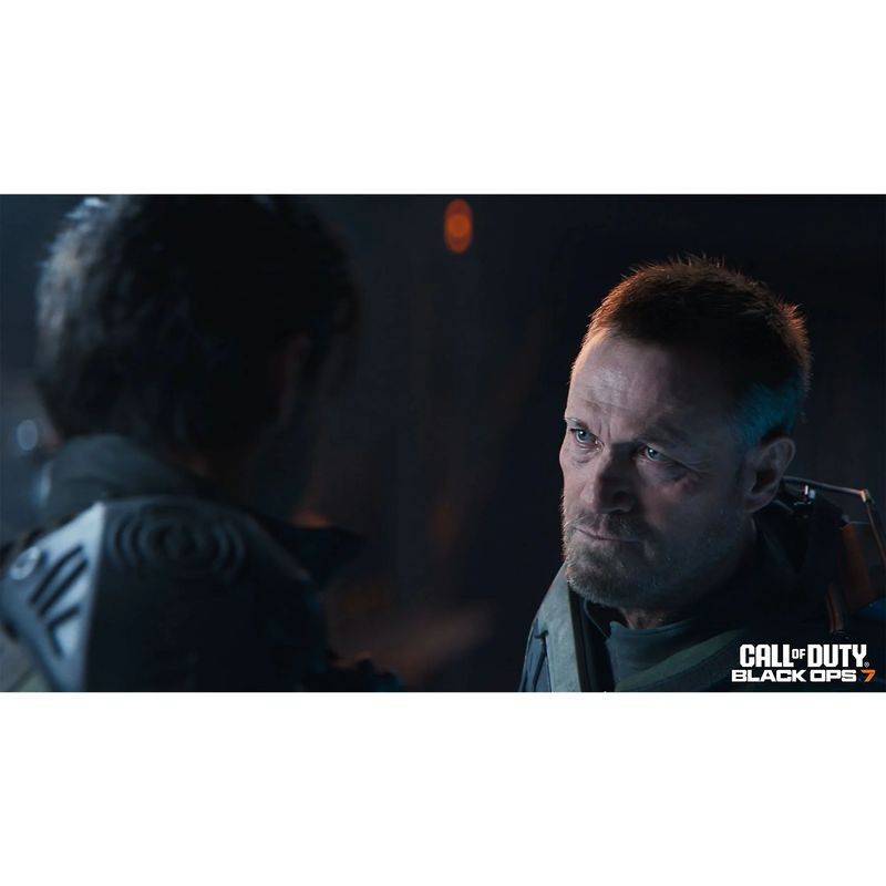 Cena de Call of Duty Black Ops 7 com dois personagens em close, iluminação dramática e detalhes realistas no rosto e armaduras, logo no canto inferior