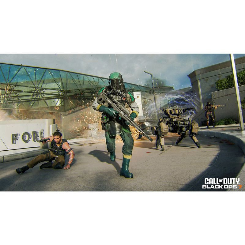 Cena de ação futurista de Call of Duty Black Ops 7 com soldado armado correndo, explosões ao fundo e drone robótico em ambiente urbano moderno
