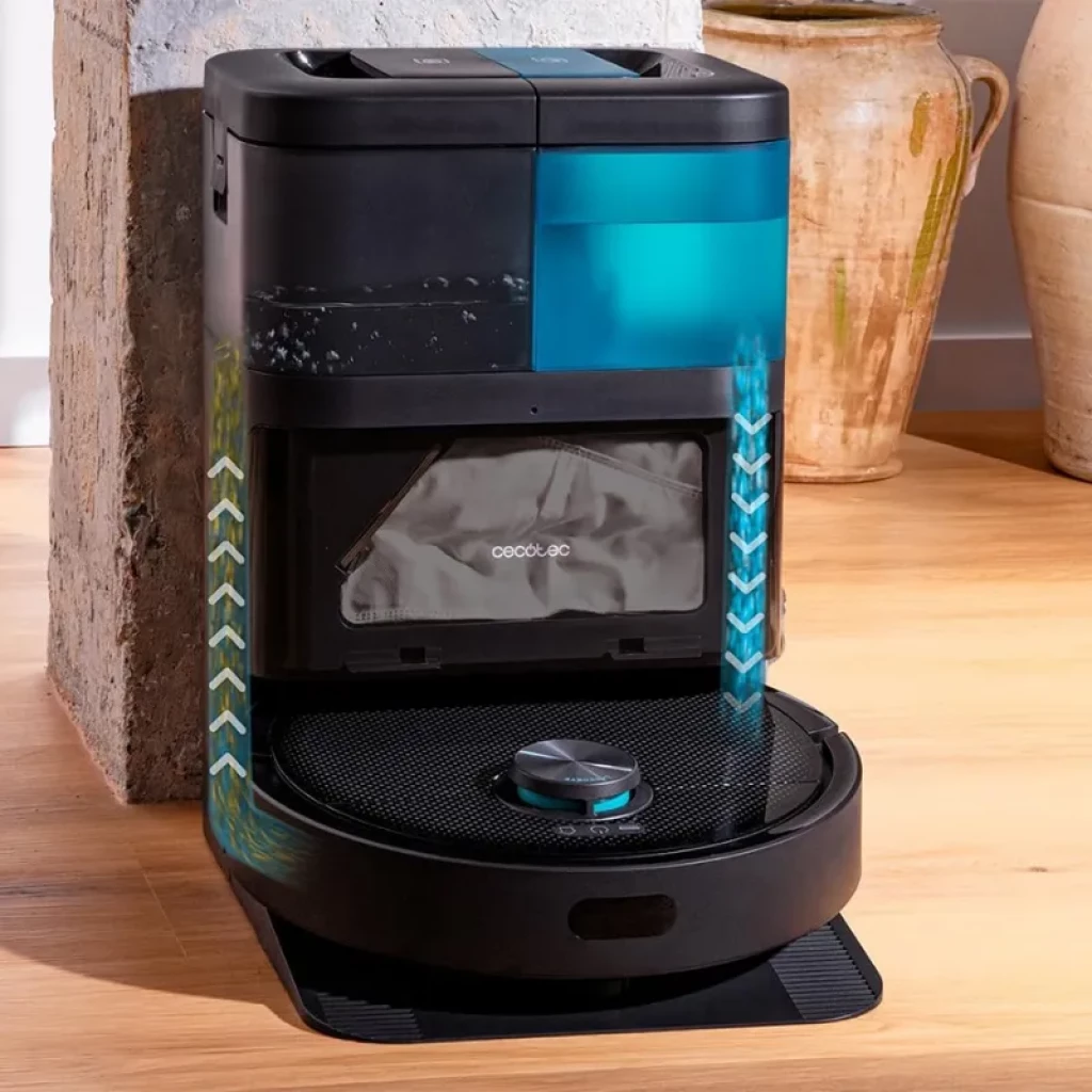 Cecotec Conga 15090 SpinArm con base de autovaciado, depósito de agua visible, bolsa de polvo interna y robot circular negro sobre alfombrilla antisalpicaduras