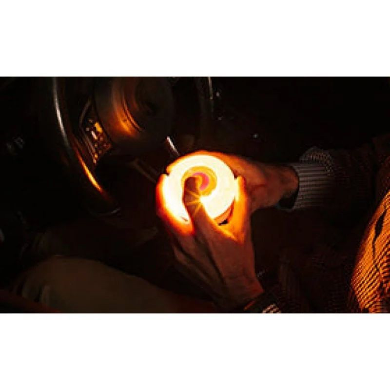 Help Flash IOT Plus branca acesa na mão, luz âmbar intensa 360°, 150 candelas, baliza de emergência geolocalizável homologada DGT 3.0 para veículos