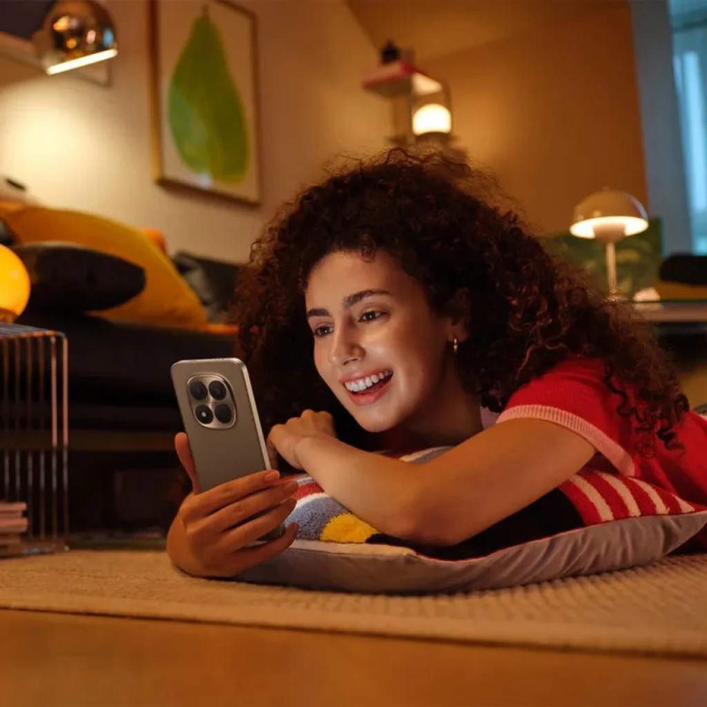 Xiaomi Redmi Note 15 Pro 5G 8GB/256GB Preto com traseira fosca preta e módulo de câmera quádrupla grande; design elegante e cantos arredondados