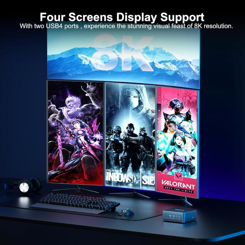GEEKOM IT13 mini PC compacto junto a monitor 8K con cuatro pantallas, teclado y mouse RGB; destaca soporte multi‑pantalla y diseño azul con puertos frontales