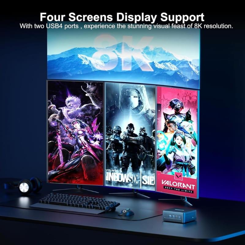 GEEKOM IT13 mini PC compacto junto a monitor 8K con cuatro pantallas, teclado y mouse RGB; destaca soporte multi‑pantalla y diseño azul con puertos frontales