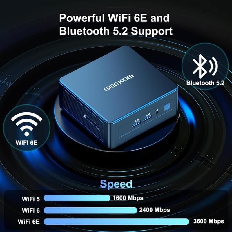 Mini PC GEEKOM IT13 compacto en azul, puertos frontales USB y jack, ranuras laterales de ventilación, conectividad WiFi 6E y Bluetooth 5.2