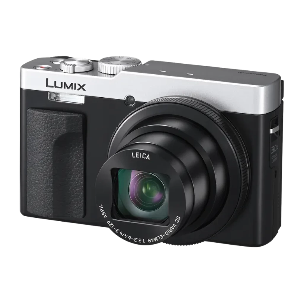 Vue à 45 degrés du Panasonic Lumix TZ99 Argent avec boîtier compact bicolore, poignée texturée, objectif LEICA avec zoom rétractable et commandes métalliques supérieures