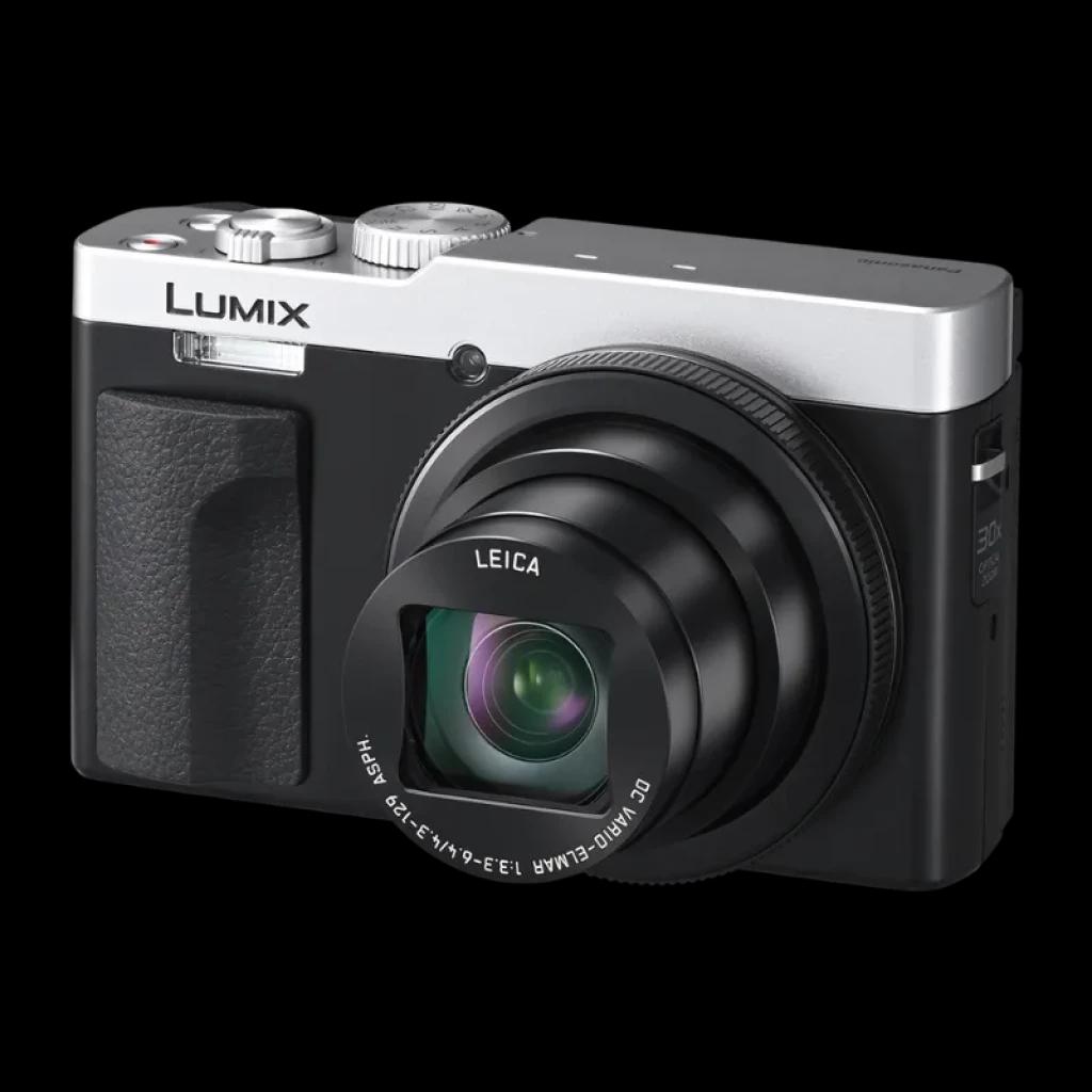 Vue à 45 degrés du Panasonic Lumix TZ99 Argent avec boîtier compact bicolore, poignée texturée, objectif LEICA avec zoom rétractable et commandes métalliques supérieures