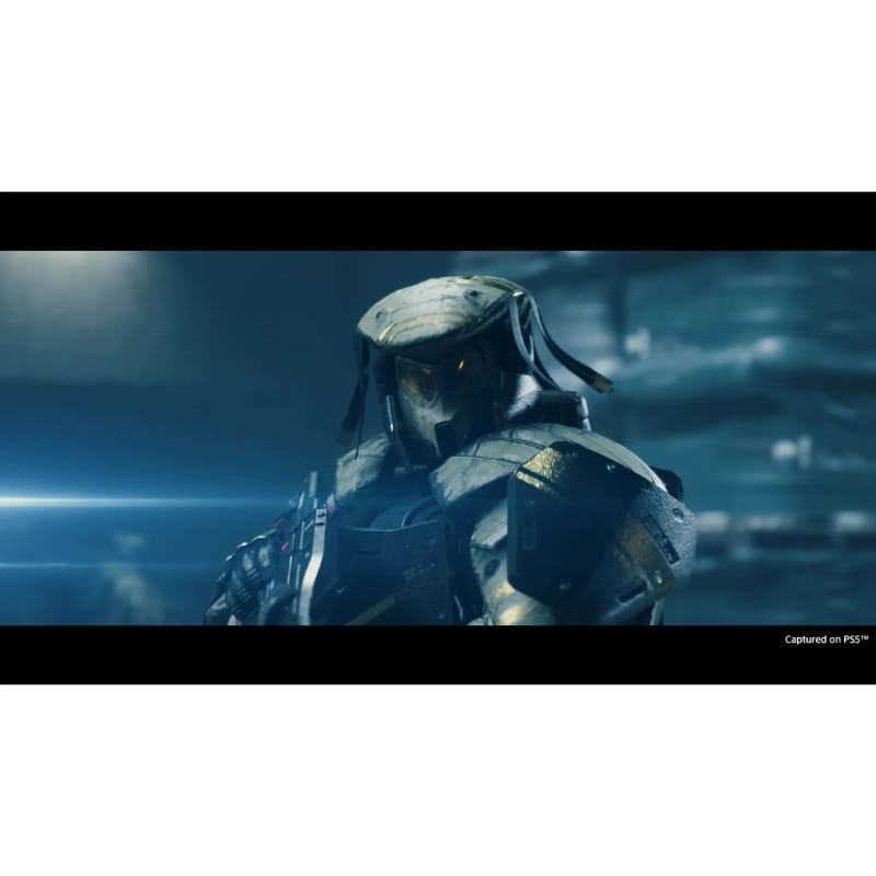 Guerrier en armure futuriste éclairé de reflets bleus, casque massif et yeux lumineux, tenant une arme high-tech dans un décor industriel flou PS5