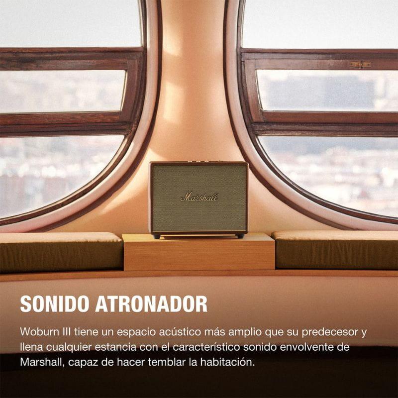 Marshall Woburn III 150W Marrón: altavoz Bluetooth con rejilla frontal clásica, logo dorado y panel superior con perillas metálicas sobre base de madera