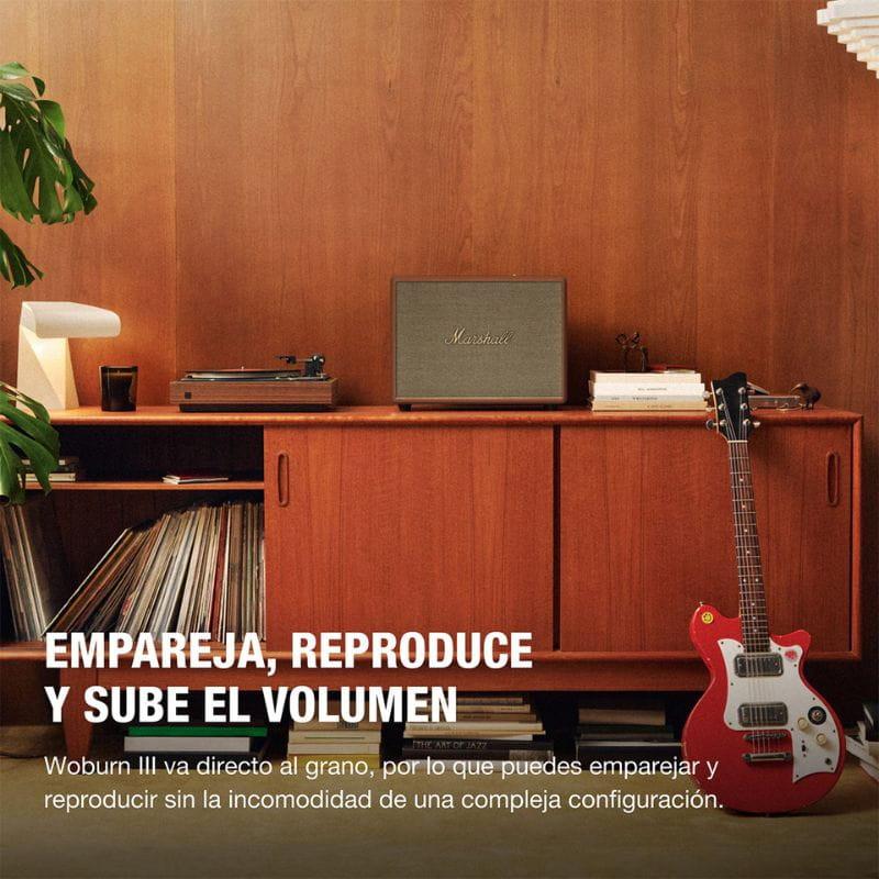 Altavoz Bluetooth Marshall Woburn III 150W en marrón, diseño retro con rejilla clásica y logotipo Marshall dorado, formato rectangular para sala de estar