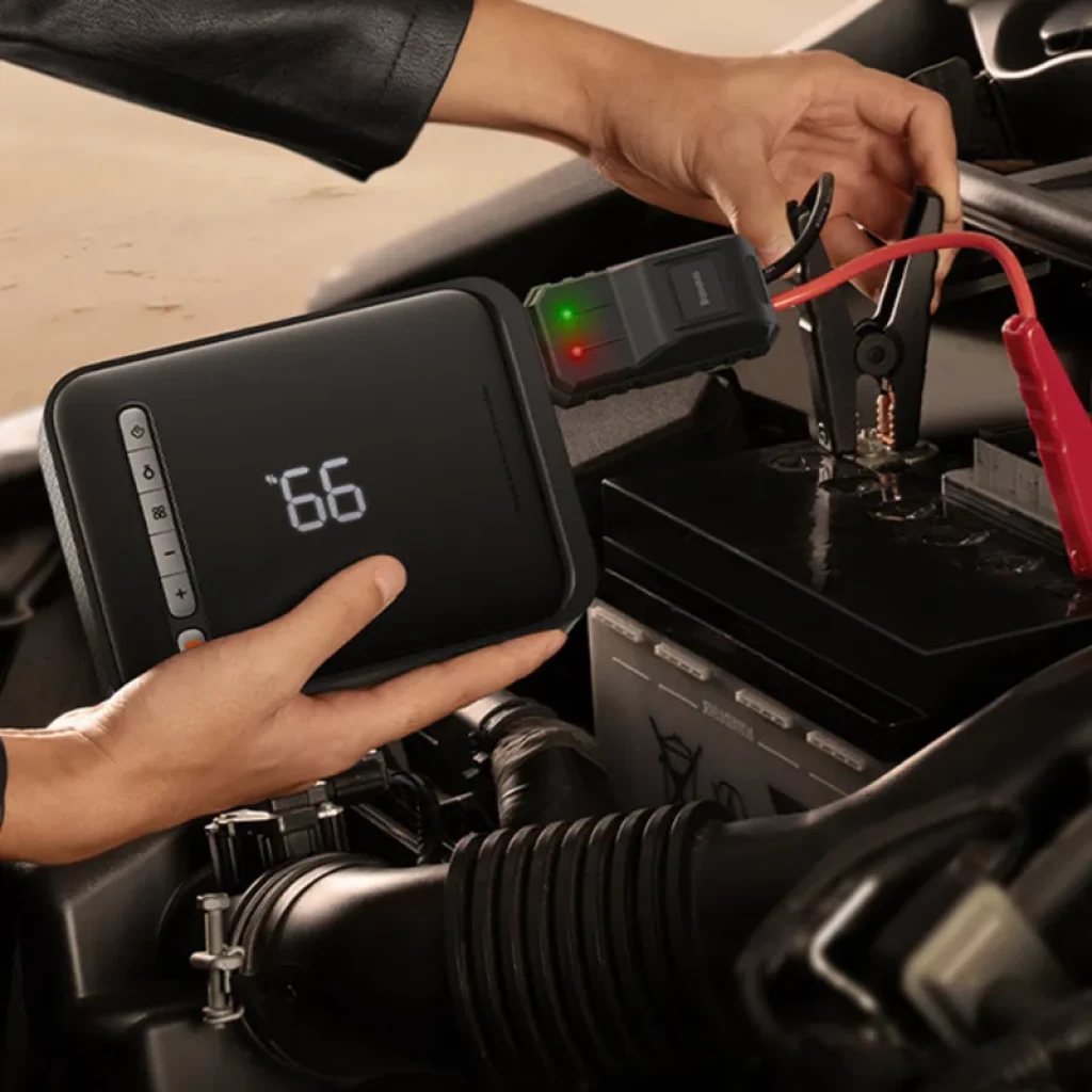 Arrancador y compresor 2 en 1 compacto con pantalla digital, pinzas con luces LED de estado y puerto USB, usado para encender batería de auto en emergencia