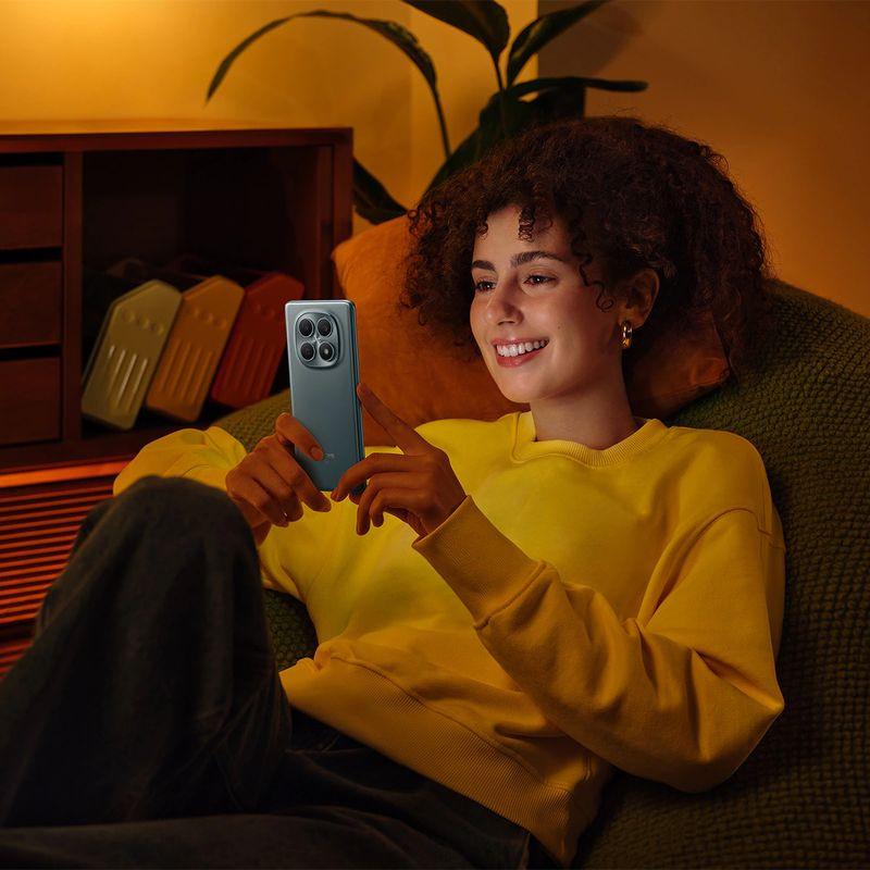 Xiaomi Redmi Note 15 5G 8GB/256GB púrpura con gran módulo de cámara triple, pantalla amplia sin bordes y acabado mate elegante en tono violeta brillante