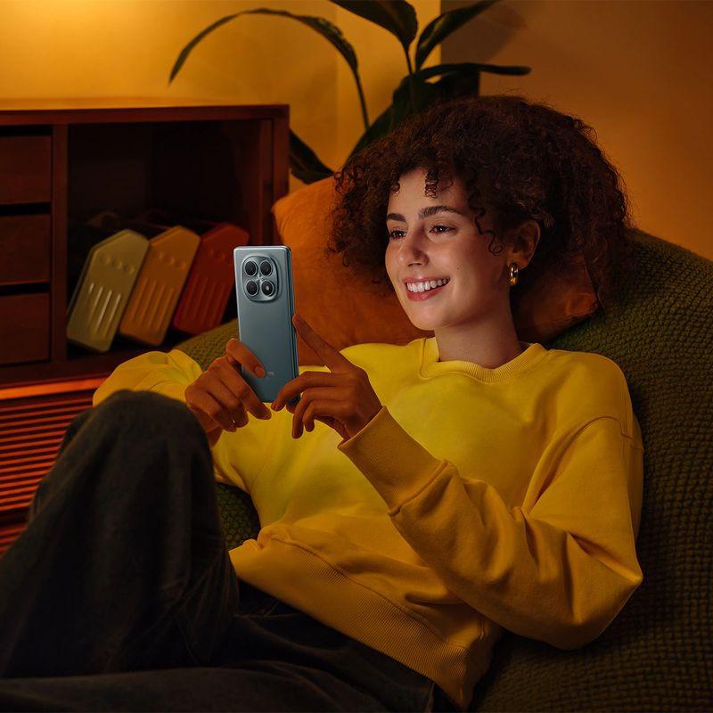 Xiaomi Redmi Note 15 5G 8GB/256GB púrpura con gran módulo de cámara triple, pantalla amplia sin bordes y acabado mate elegante en tono violeta brillante