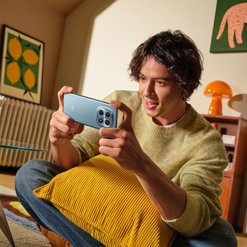 Xiaomi Redmi Note 15 5G púrpura con 8GB RAM y 256GB, diseño moderno, gran pantalla y módulo de cámara cuádruple trasera con bordes redondeados