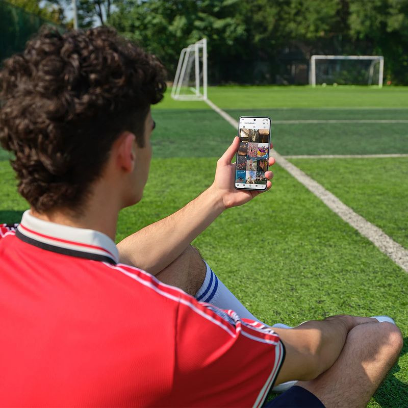 Xiaomi Redmi Note 15 5G 8GB/256GB púrpura en uso al aire libre; pantalla grande y nítida mostrando contenido, diseño moderno y delgado ideal para multitarea