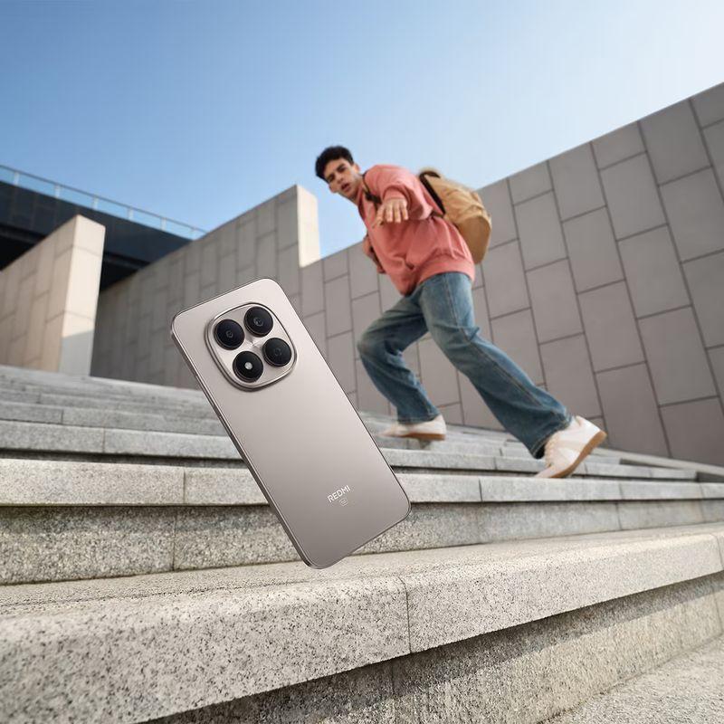 Xiaomi Redmi Note 15 Pro 5G 8Go/256Go Titane avec dos titane mat, module photo carré à quatre grands capteurs, bords plats et finition premium