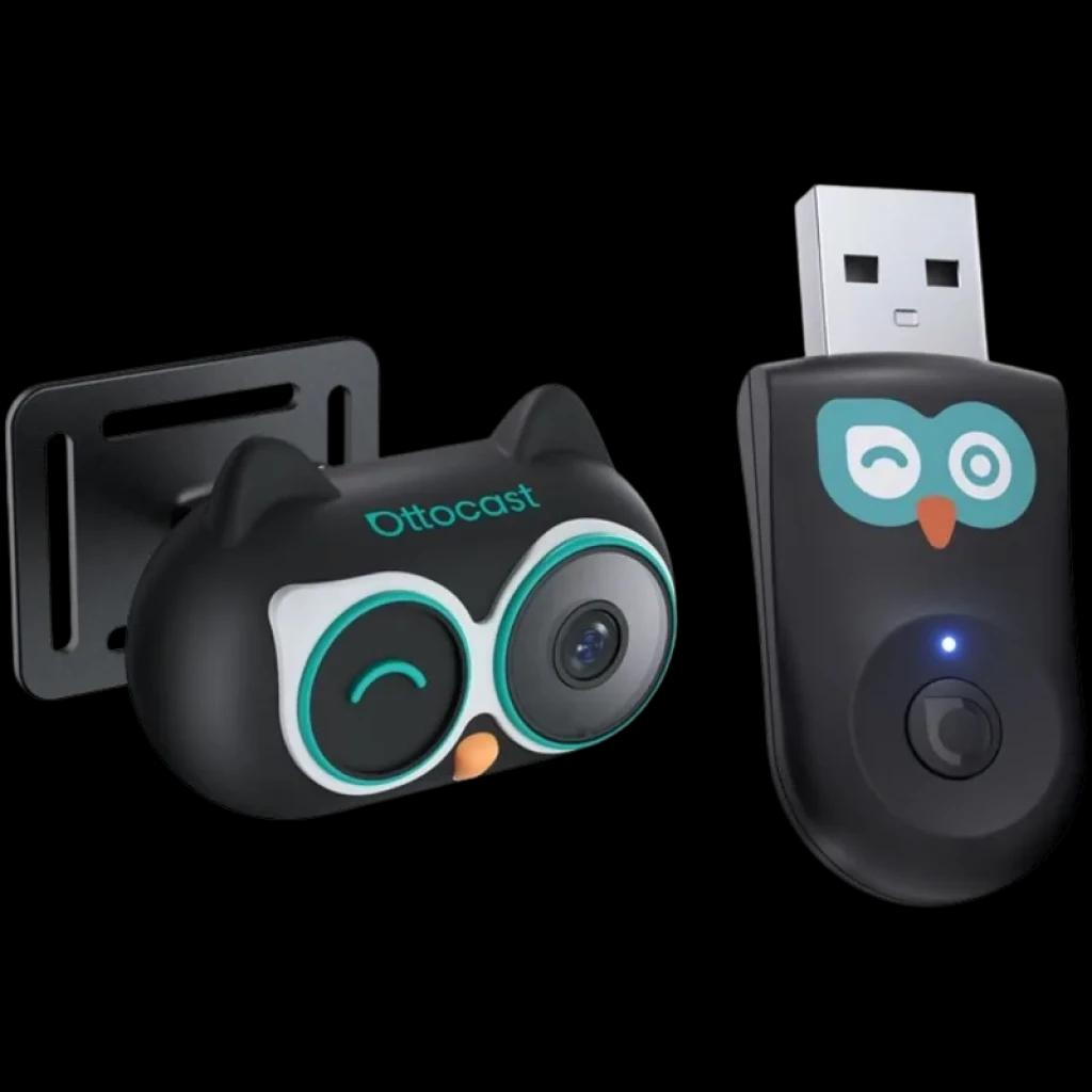 Adaptador inalámbrico Ottocast CarPlay con conector USB, carcasa negra compacta, logotipo de búho en color y luz LED azul indicadora, botón frontal circular