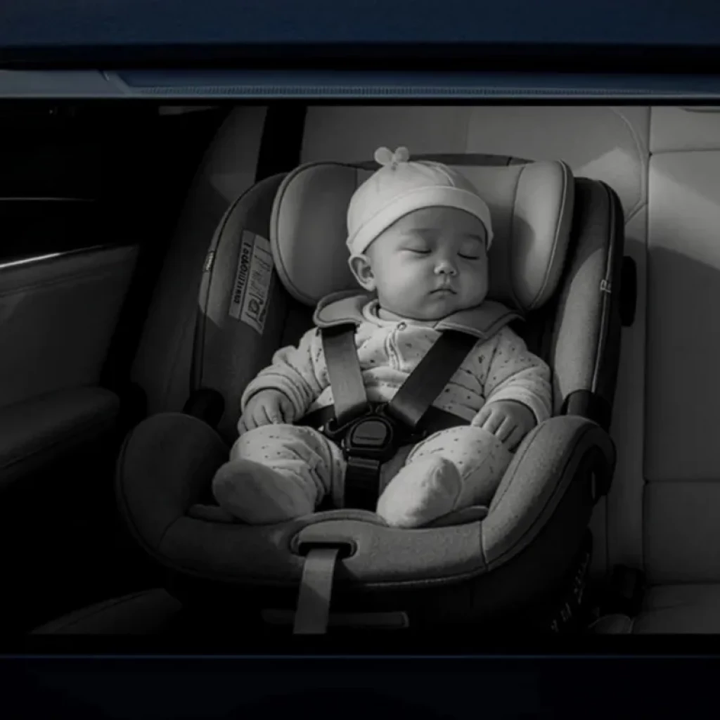 Adaptador inalámbrico Ottocast CarPlay con control del habitáculo, compacto y negro, luces LED frontales, ubicado sobre la consola central del coche