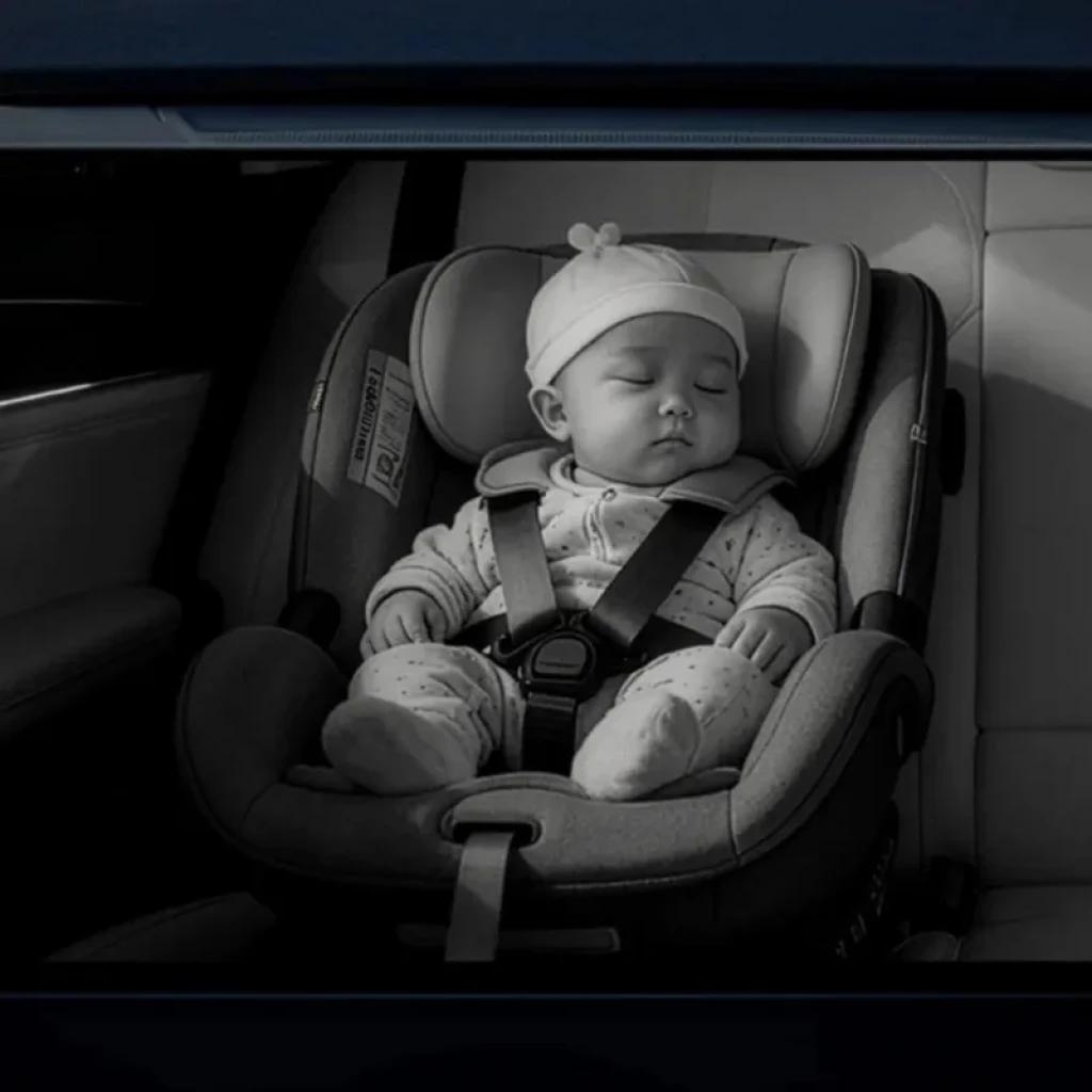 Adaptador inalámbrico Ottocast CarPlay con control del habitáculo, compacto y negro, luces LED frontales, ubicado sobre la consola central del coche