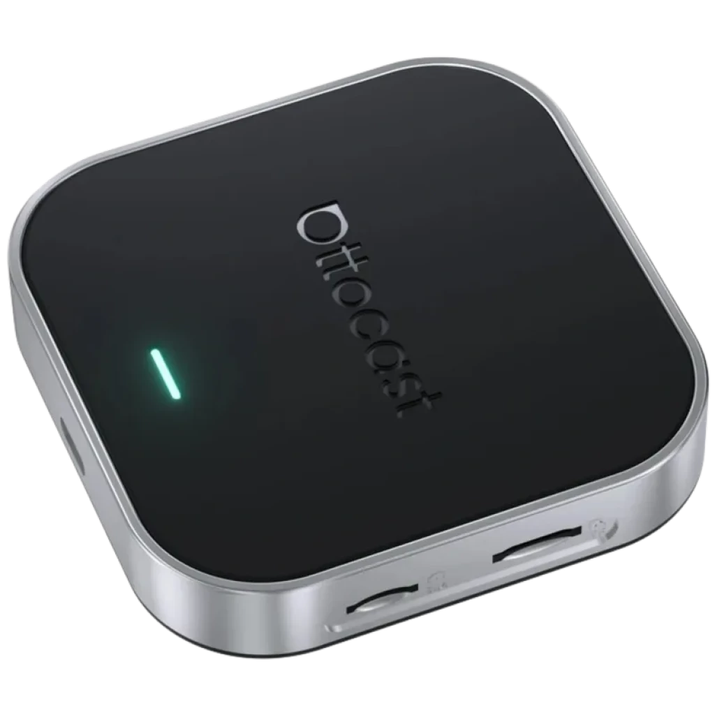Ottocast OttoAibox E2 adaptador multimedia AI Box compacto en negro con borde plateado, LED verde, ranura microSD y puertos laterales para coche