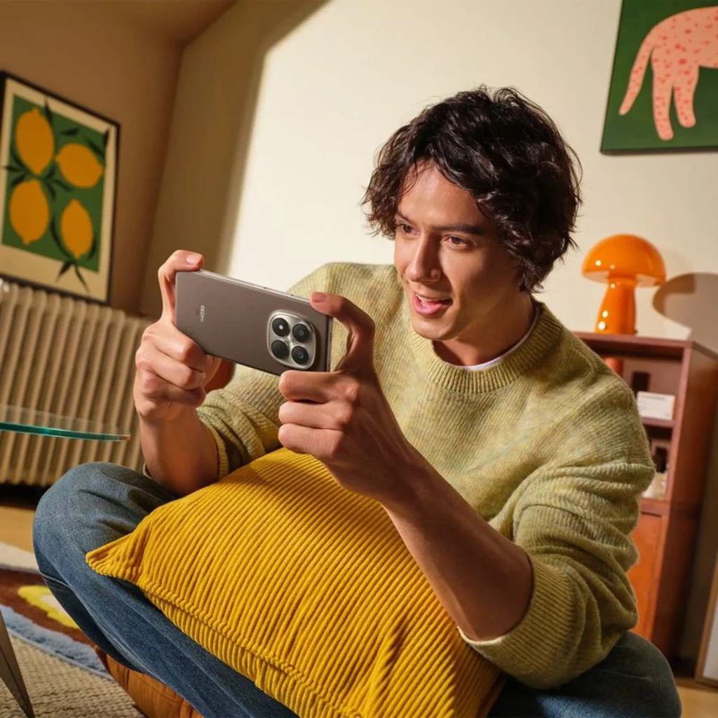 Xiaomi Redmi Note 15 Pro+ 12GB/512GB Negro con triple cámara trasera grande, acabado mate oscuro y bordes curvos, pantalla amplia sin notch visible