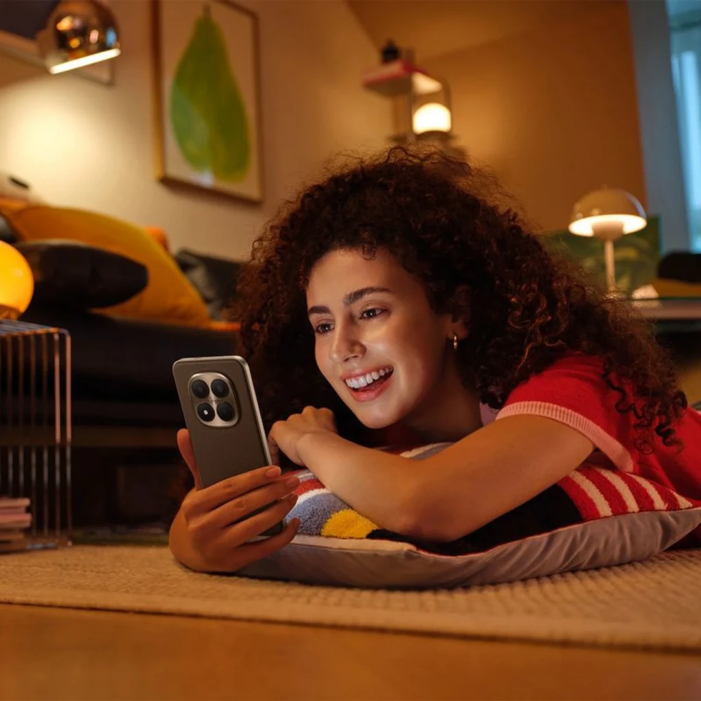 Xiaomi Redmi Note 15 Pro+ 12GB/512GB Negro con gran módulo de cámara trasera triple, acabado negro mate y bordes curvos; pantalla amplia y diseño elegante