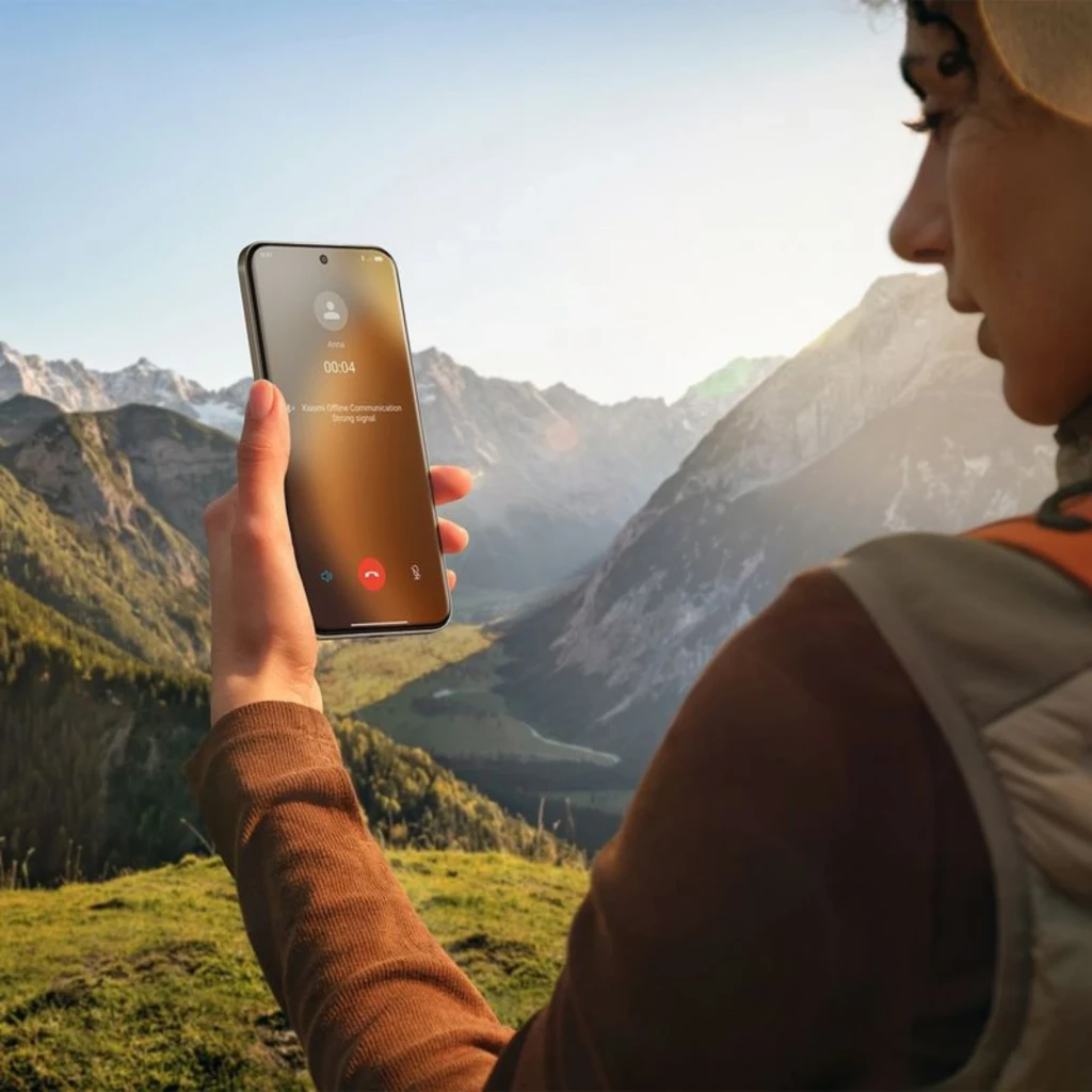 Xiaomi Redmi Note 15 Pro+ 12GB/512GB Negro con pantalla grande de borde fino y cámara frontal centrada, en uso al aire libre con reflejos naturales en el