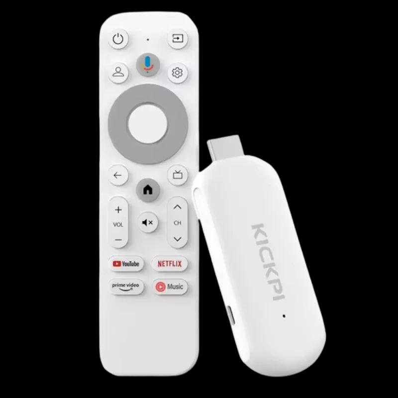 Clé TV Android blanche avec logo KICKPI et télécommande assortie: USB-C, bouton Google Assistant, touches YouTube, Netflix, Prime Video et contrôle volume