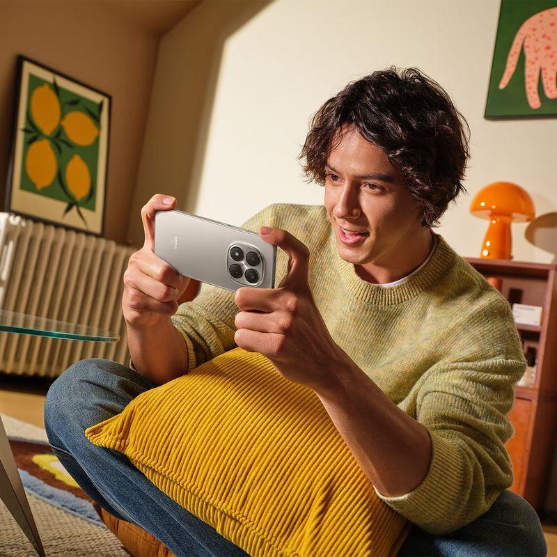 Xiaomi Redmi Note 15 Pro 4G Titâne com módulo de câmera quádrupla circular, acabamento metálico cinza e bordas arredondadas, 12GB RAM 256GB armazenamento