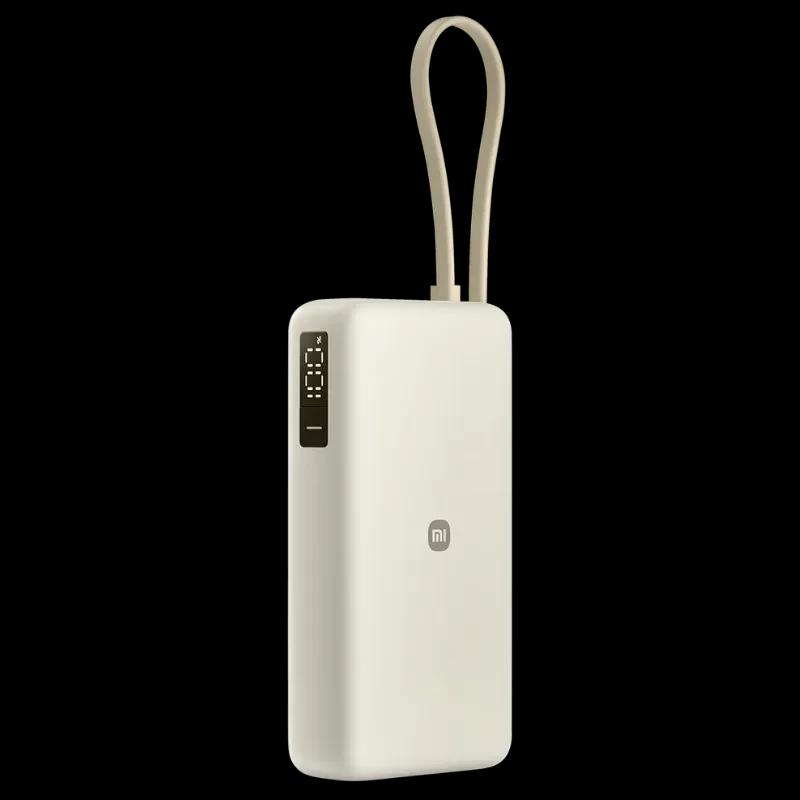 Vista lateral do power bank Xiaomi na cor bege com logótipo da marca, ecrã digital e cabo USB-C integrado