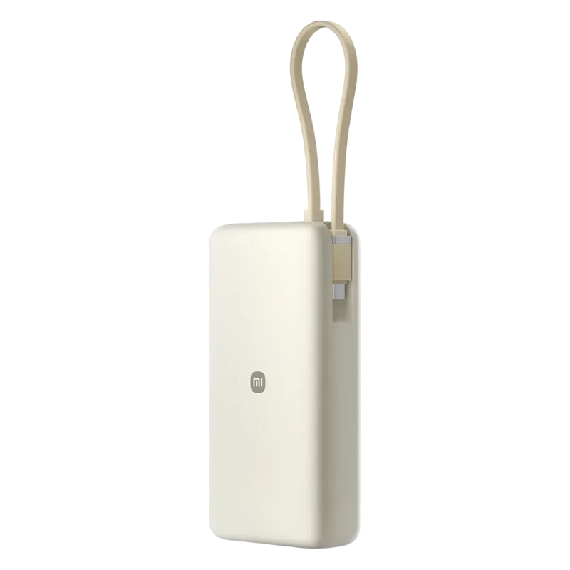 Vista traseira a 45 graus do power bank Xiaomi na cor bege com logótipo da marca e cabo USB-C integrado
