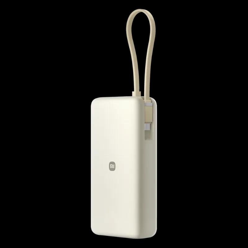 Vista traseira a 45 graus do power bank Xiaomi na cor bege com logótipo da marca e cabo USB-C integrado