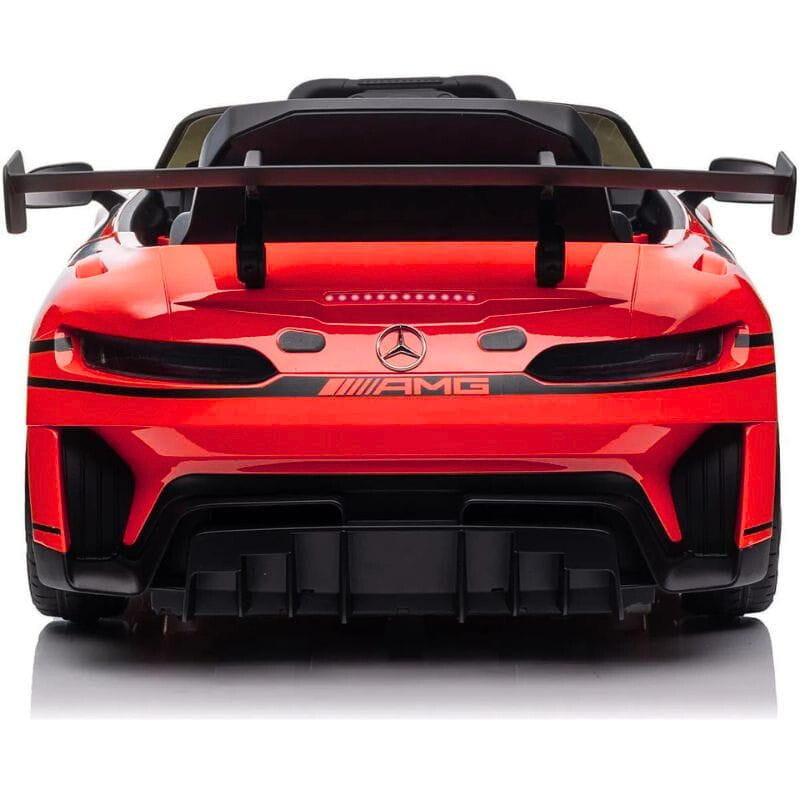 Mercedes AMG GT3 rojo para niños, vista trasera con gran alerón, difusor deportivo, luces detalladas y logotipo AMG centrado en la carrocería brillante