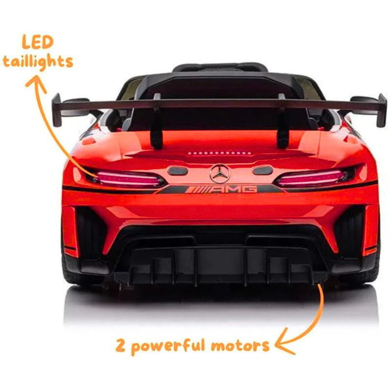 Mercedes AMG GT3 rojo infantil con alerón trasero, luces LED, difusor deportivo y doble motor; detalles AMG y carrocería brillante aerodinámica
