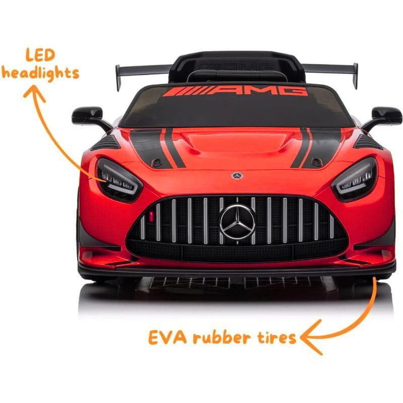 Mercedes AMG GT3 rojo para niños con parrilla cromada, alerón trasero, faros LED y neumáticos EVA; detalles negros deportivos y logo AMG frontal