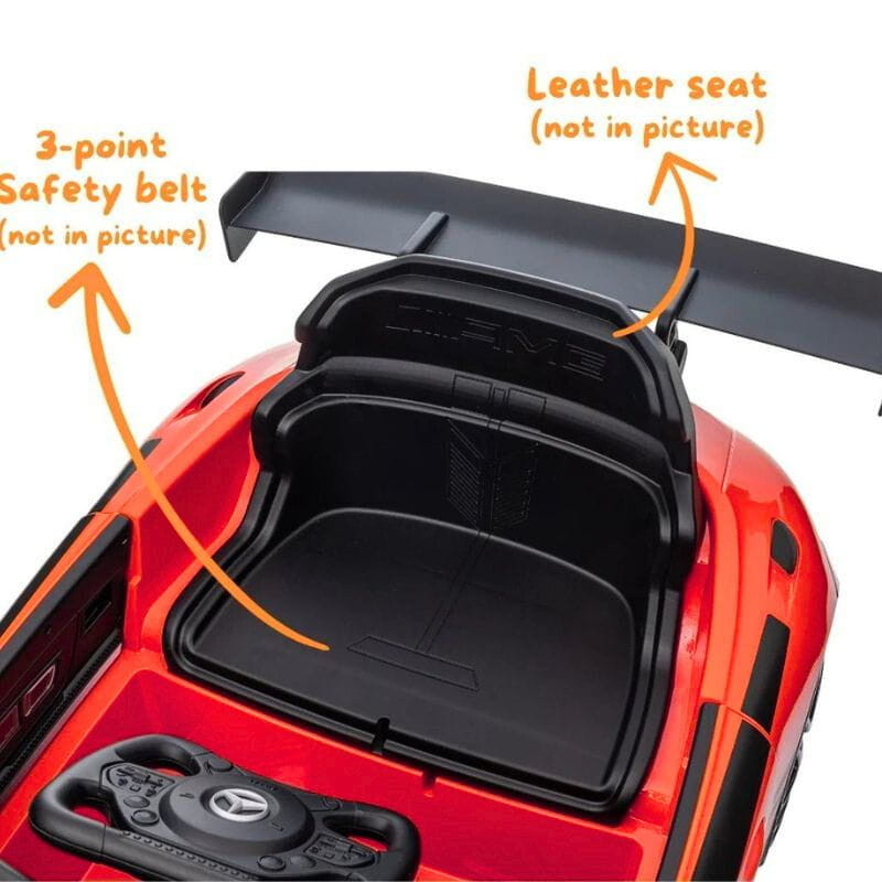 Mercedes AMG GT3 rojo infantil con alerón trasero grande, asiento con respaldo alto, volante con botones y detalles AMG; cinturón de 3 puntos no incluido en