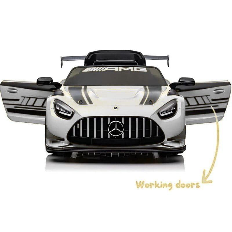 Mercedes AMG GT3 gris para niños con puertas funcionales, parrilla AMG, faros LED, alerón trasero y detalles deportivos en negro y gris