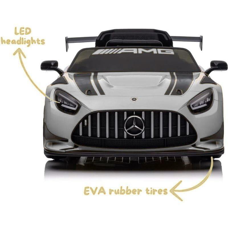Mercedes AMG GT3 gris para niños con parrilla AMG, faros LED y alerón trasero deportivo; neumáticos EVA y detalles en negro de estilo racing